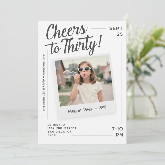 Invitación Cheers to Thirty 30 Retro Photo Birthday  (Anverso de pie)