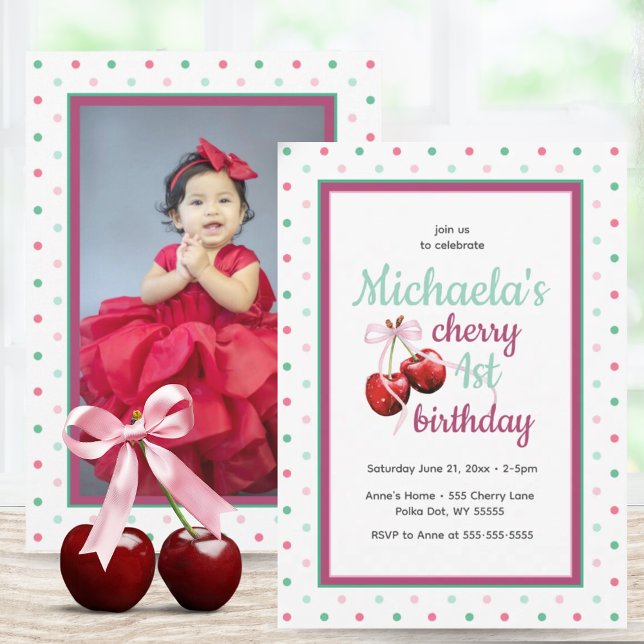 Invitación Cherry Pink Coquette Bow foto de primer cumpleaños (Cherry First Birthday Polka Dot Photo Invitation)