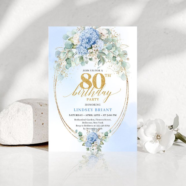 Invitación Chic Atemporal Hydrangea Floral Cumpleaños 80 (Chic Timeless Blue Hydrangea Floral 80th Birthday Invitation )