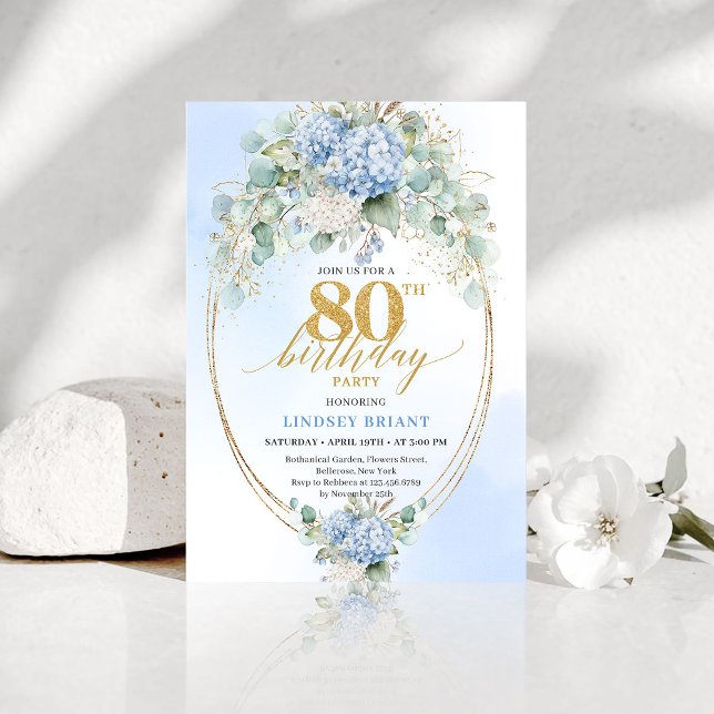 Invitación Chic Azul Floral Eucalipto 80 Cumpleaño (Chic Blue Floral Eucalyptus 80th Birthday Invitation)