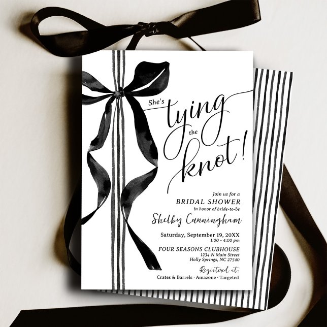 Invitación Chic Black Bow She's Tying The Knot Bridal Shower (Chic classy modern watercolor black bow and white striped ribbon She's Tying the Knot Bridal Shower)