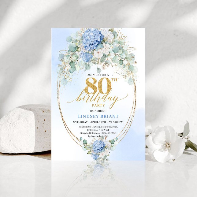 Invitación Chic Blue Hydrangeas Gold Floral 80th Birthday (Chic Blue Hydrangea Gold Floral 80th Birthday Invitation)