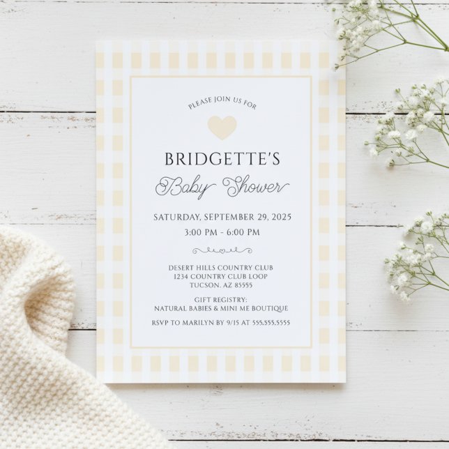 Invitación Chic Ducha de Bebé a Cuadros Amarillo Mantequilla (chic yellow and white preppy plaid baby shower invitation with heart elegant script typography)