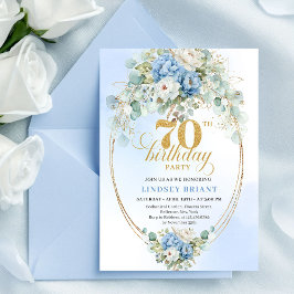 Invitación Chic Dusty Blue Flowers 70th Birthday Invitation 