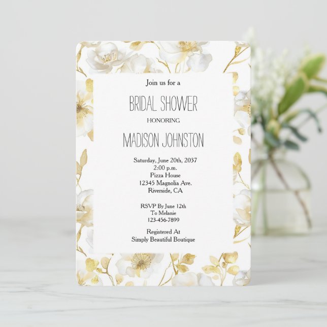 Invitación Chic Flores Blancas Doradas Ducha de Novia (Anverso de pie)