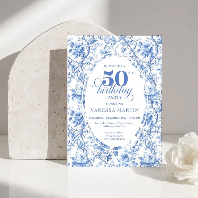 Invitación Chic French Toile de Jouy Blue Roses 50th Birthday (French Toile de Jouy Blue Roses 50th Birthday Invitation)