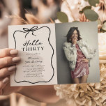Invitación Chic Hello Thirty' Photo 30th Birthday Party<br><div class="desc">Make your birthday celebration one to remember with our stylish and modern 'Hello Thirty' Photo Birthday Invitation. Featuring a dreamy cream background adorned with a playful black doodle frame and bow, this invitation also includes an elegant party template that can be tailored to your liking. Add a favourite pic of...</div>