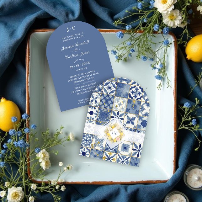 Invitación Chic Mediterranean Tiles Monogram Lemons & Flowers (Chic Mediterranean Tiles Monogram Lemons & Flowers Wedding Invitation Cards with Initials.)