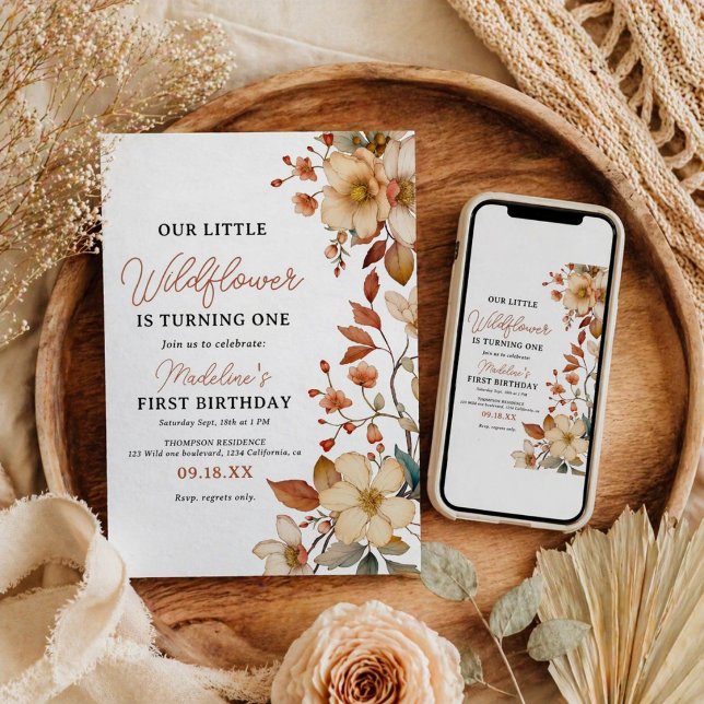 Invitación Chic Moderno Cumpleaños niña 1er año letra de flor (Modern Chic Wildflower Script 1st Birthday Girl Invitation)
