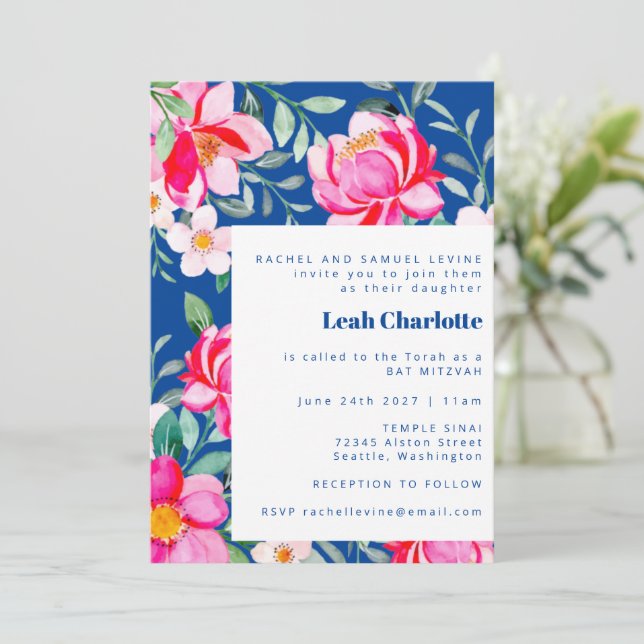 Invitación Chic Rosa Caliente Azul Floral Bat Mitzvah (Anverso de pie)