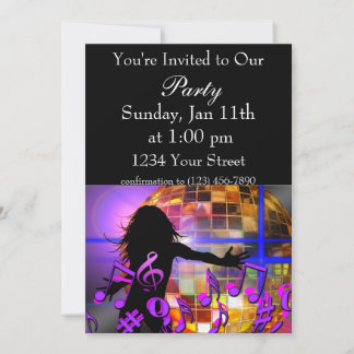 Invitación Chica bailando y notas musicales moradas