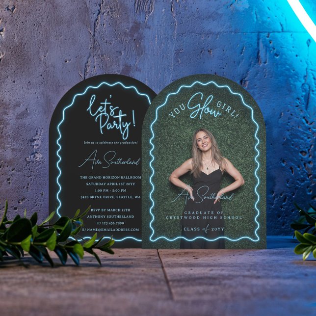 Invitación Chica brillante Wavy Blue Neon Graduation Photo (You Glow Girl Wavy Blue Neon Graduation Photo Invitation)