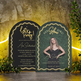Invitación Chica brillante Wavy Yellow Neon Graduation Photo