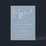 Invitación Chica de Bat Mitzvah Moderna Escritura Blanca Azul<br><div class="desc">Esta invitación de bat mitzvah presenta "Bat Mitzvah" en una escritura blanca grande y fluida en la parte superior de un fondo azul polvoriento, con el nombre de la homenajeada en mayúsculas blancas negritas y todos los detalles de la ceremonia y recepción en tipo itálico limpio debajo. También hay espacio...</div>