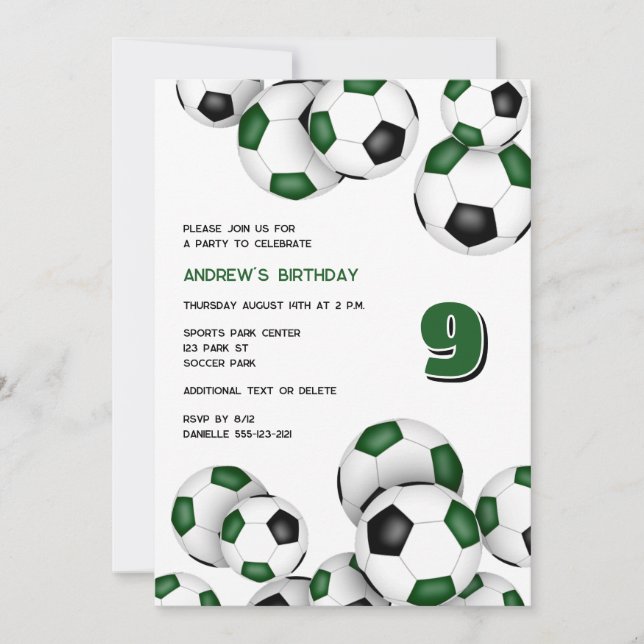 Invitación chica de bolas de fútbol negro verde (Anverso)