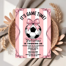 Chica de día de partido de fútbol lazo rosa