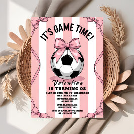 Invitación Chica de día de partido de fútbol lazo rosa