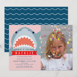 Invitación Chica de foto de piscina azul de tiburón rosa y ma