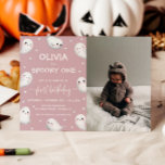 Invitación Chica de Halloween  1er cumpleaños foto<br><div class="desc">Celebra tu primera Halloween de tu pequeña con nuestra **Cute Spooky One Halloween Chica Primera Invitación de Fotos de Cumpleaños***. Esta adorable invitación presenta un divertido tema de Halloween, perfecto para un espeluznante pero dulce fiesta de cumpleaños. Personalizar con la foto de su hijo y los detalles del fiesta para...</div>