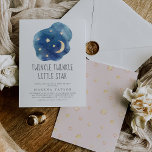 Invitación Chica de la Luna y las Estrellas Twinkle Twinkle<br><div class="desc">Esta pequeña invitación de estrellas de luna y estrellas chica twinkle es perfecta para una simple ducha de bebé. El diseño moderno y caprichoso presenta una nube de color azul marino con una luna de barrio amarilla y estrellas y dice "pequeña estrella de brillo brillante".</div>