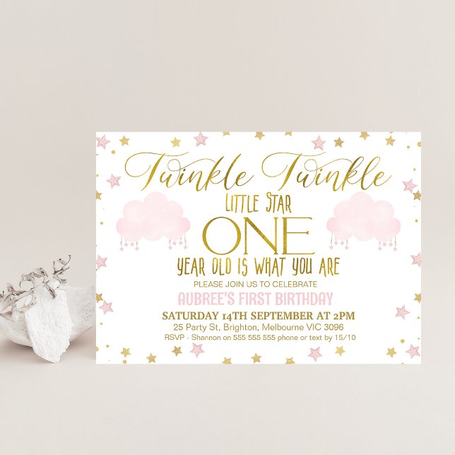 Invitación Chica de Oro Rosa Twinkle Cumpleaños de la Pequeña (Cute twinkle twinkle little star girl's birthday invitation featuring two pink clouds and stars.)