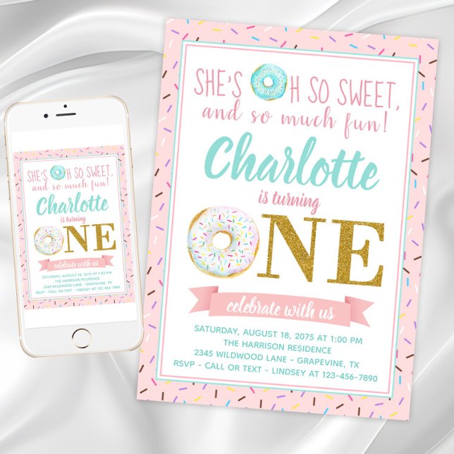 Invitación Chica Donut primer Fiesta de cumpleaños (Girl Donut 1st Birthday Party Invitation withe cute donuts on a pink sprinkle background.)