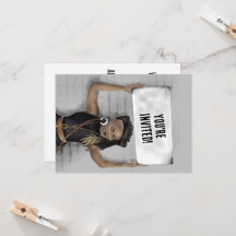 Chica negra sosteniendo un cartel