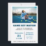 Invitación Chica o niño Tenis Foto fiesta de cumpleaños Kids<br><div class="desc">¡Esta invitación fresca y moderna,  con fotos y textos de personalizado de tenis,  sería ideal para el cumpleaños del jugador de tenis! Añade fácilmente tu información haciendo clic en la opción "personalizar esta plantilla".</div>