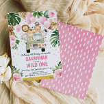 Invitación Chica salvaje 1.ᵉʳ cumpleaños Selva de animales Sa<br><div class="desc">Invitación de cumpleaños con temática de safari con vegetación tropical verde y acuática dorada,  flores rosa bonito y un grupo de bonitos animales de la jungla</div>