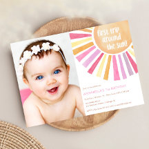 Chica Sunshine primer viaje alrededor de la fiesta