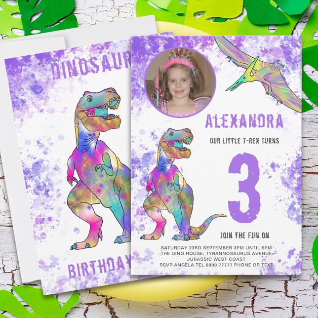 Invitación Chicas de dinosaurios Fiesta de tercer cumpleaños (Girls dinosaur 3rd birthday party invitation with photo template purple watercolor splash)