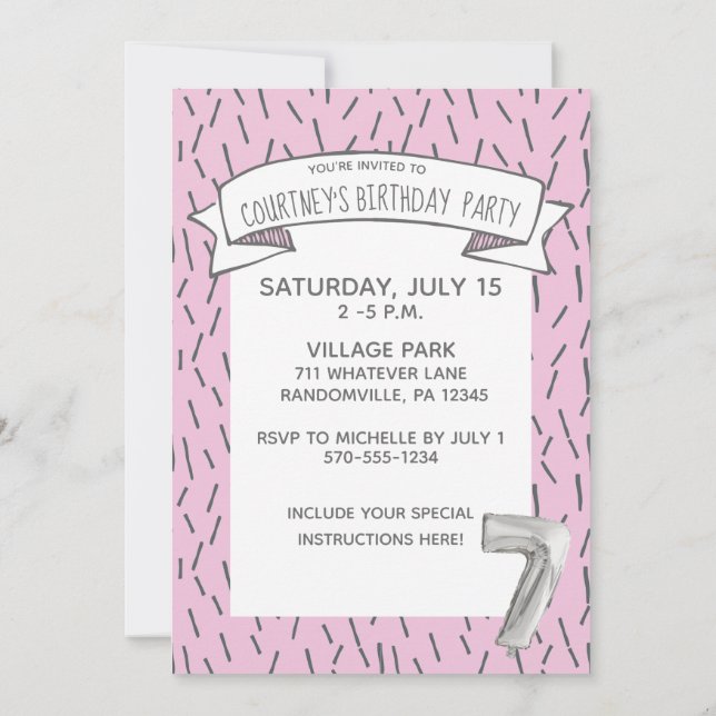 Invitación Chicas de globos rosados y grises Séptima fiesta d (Reverso)