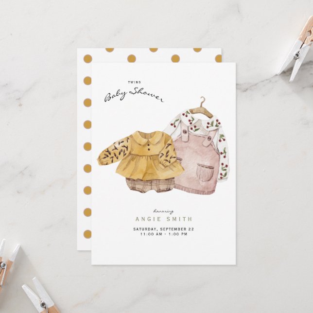Invitación Chicas gemelos adornan la ropa invitada a Baby Sho (Anverso/Reverso In Situ)