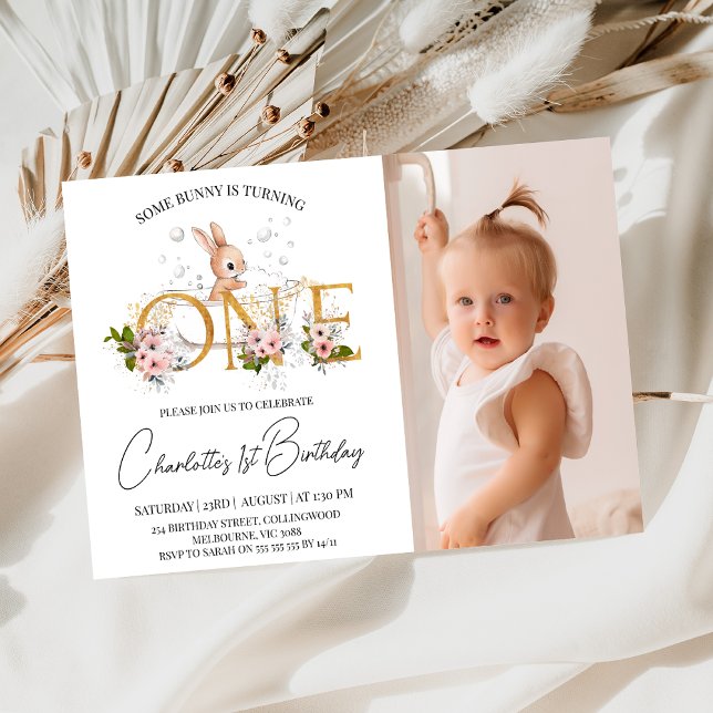 Invitación Chicas Palabra de oro Floral de algunos conejitos  (Some Bunny 1st Birthday Invitation Girl, Bunny Themed First Birthday Invitation, Gold One, Floral)
