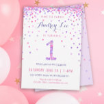Invitación Chicas Primera Fiesta de Cumpleaños<br><div class="desc">¡Celebra el cumpleaños de tu hijo de un año con coloridos confeti rosado y morado en estas invitaciones de primer cumpleaños! Con los detalles del fiesta de su hija y un "1" en confeti. La parte posterior tiene un diseño de confeti con un suave color de lavanda. Este adorable diseño...</div>