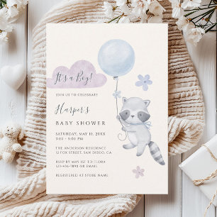 Invitación Chico de shower de bebé con mapache lindo volando 