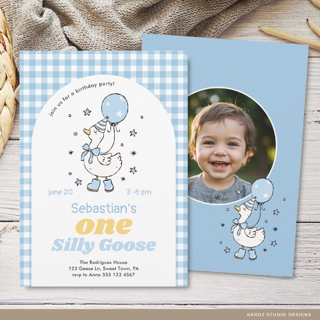 Invitación Chico Un Ganso Tonto Cumpleaños 1 (The front and back of the invitation are shown in a 5x7-inch size. Choose size, paper, and corner.)