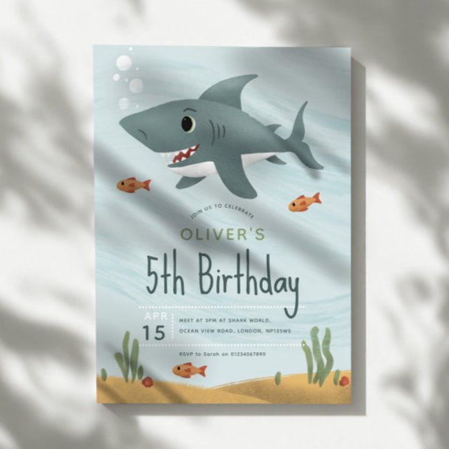 Invitación Chicos cortan el tiburón bajo el océano marino (Subido por el creador)