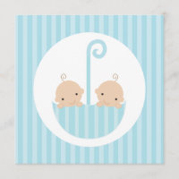 Chicos gemelos en el paraguas azul