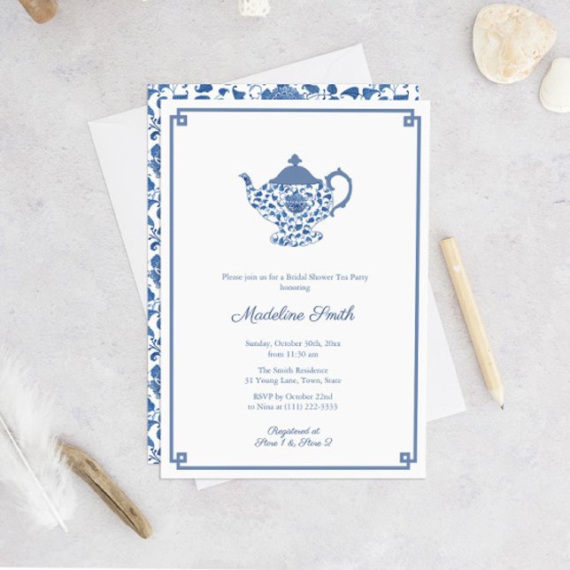 Invitación Chinoiserie azul Bridal Shower Tea Fiesta (Chinoiserie Chic Blue And White Teapot Bridal Shower Tea Party Invitation)