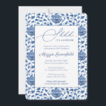 Invitación Chinoiserie Lady Milestone Birthday Surprise Fiest<br><div class="desc">Diseño elegante e intemporal de estilo chinoiserie azul y blanco sorpresa por cumpleaños (o fiesta de jubilaciones). El patrón de fondo está pintado a mano en acuarelas y se basa en un patrón visto en jarrones de jengibre antiguos.</div>