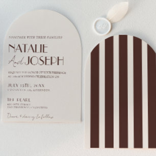 Invitación Chocolate Marrón Rayado Old Money Arqueada Boda 
