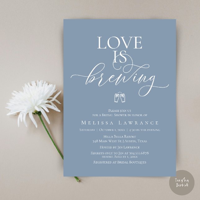 Invitación Chorro de Amor Despedida de Soltera | Letra Elegan (Love Is Brewing Bridal Shower | Elegant Script Invitation Card in Dusty Blue)