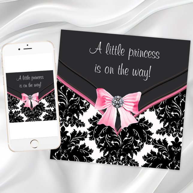 Invitación Chupito de princesa con lazo rosa y damasco negro (Pink black damask baby shower invitation. Add text of your choice to front and back. Digital & Print)