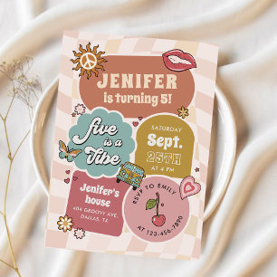 Invitación Cinco es un Vibe Groovy Retro Daisy Quinto Cumplea