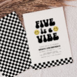 Invitación Cinco es Vibe | Niños con cara feliz quinto cumple<br><div class="desc">¿Estás celebrando a tu pequeño tipo? Explore nuestra colección de artículos de papelería de cumpleaños divertidos y totalmente rojos y suministros de fiesta para la celebración de los 5 años de los chicos! Este diseño presenta una cara estelar feliz, una tipografía de groovía y estampados de cuadros negros y blancos....</div>