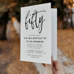 Invitación Cincuenta | 50.º cumpleaños blanco y negro moderno<br><div class="desc">Esta moderna invitación a la fiesta de cumpleaños número 50, en blanco y negro, presenta una elegante tipografía moderna. La palabra "cincuenta" aparece en caligrafía en forma de guión. Perfecto para marcar el tono elegante de una maravillosa fiesta de 50 años. El esquema de color de la invitación es fácil...</div>