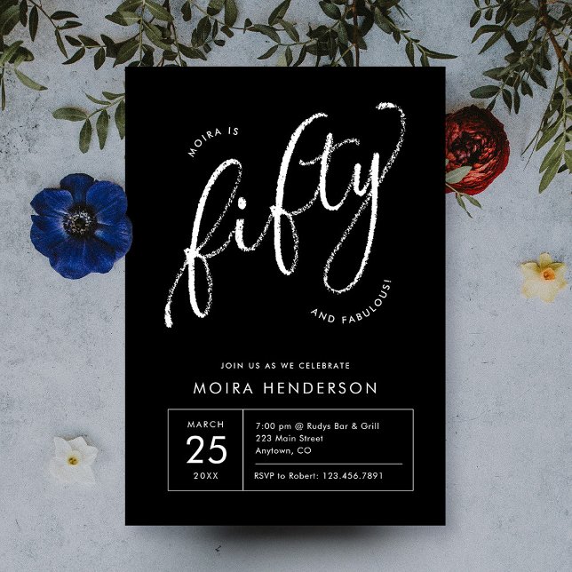 Invitación Cincuenta y fabuloso negro moderno 50 cumpleaños (fifty and fabulous modern minimal script black and white 50th birthday party invitation)