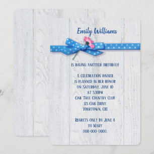 Invitación cinta daisy y polka dot sobre fondo de madera