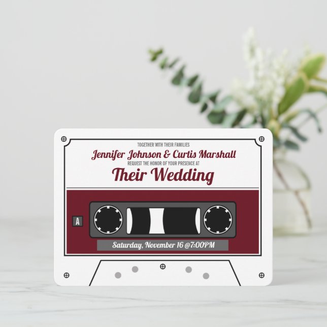 Invitación Cinta de casete retro vino rojo boda  (Anverso de pie)